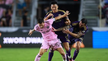 FORT LAUDERDALE, FLORIDA - AUGUST 02: Lionel Messi #10 of Inter Miami CF battles for possession with Cesar Araujo and Kyle Smith of Orlando City SC during the Leagues Cup 2023 Round of 32 match between Orlando City SC and Inter Miami CF at DRV PNK Stadium on August 02, 2023 in Fort Lauderdale, Florida.   Hector Vivas/Getty Images/AFP (Photo by Hector Vivas / GETTY IMAGES NORTH AMERICA / Getty Images via AFP)